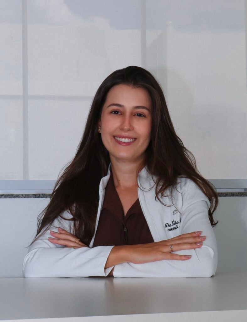 Dra. Érika Rodrigues, cirurgiã-dentista em Goiânia, sorrindo no consultório